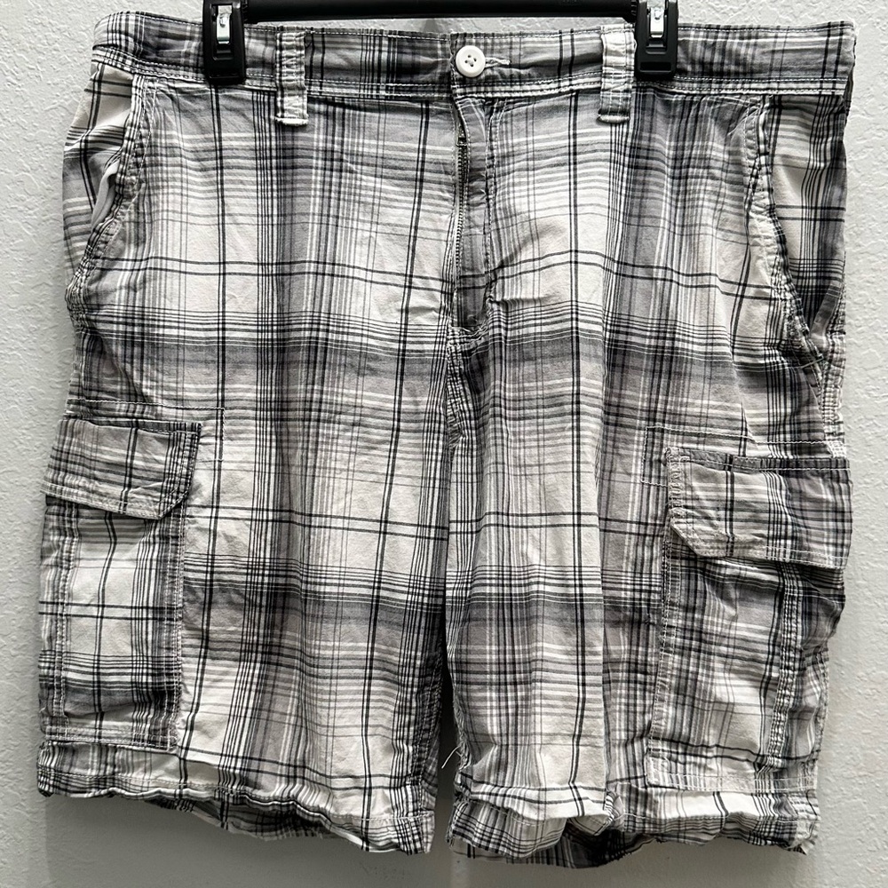 Men’s Black & White Plaid Cargo Shorts, size 38, 10” inseam